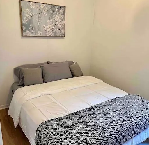 Comfy & Modern 3br Free Wifi Free Parking Apartment *